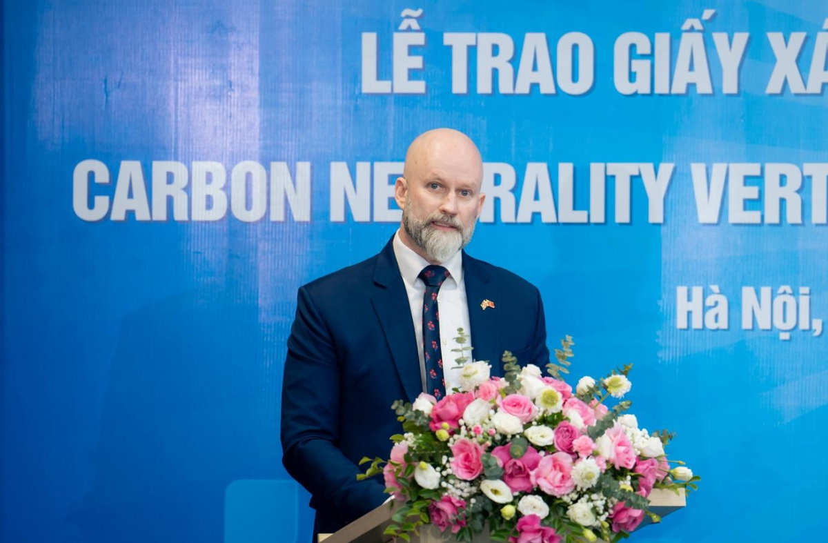 Ông Fergus McBean - Bí thư thứ nhất về Khí hậu và Môi trường, Đại sứ quán Vương quốc Anh tại Việt Nam đánh giá cao nỗ lực của Petrolimex.