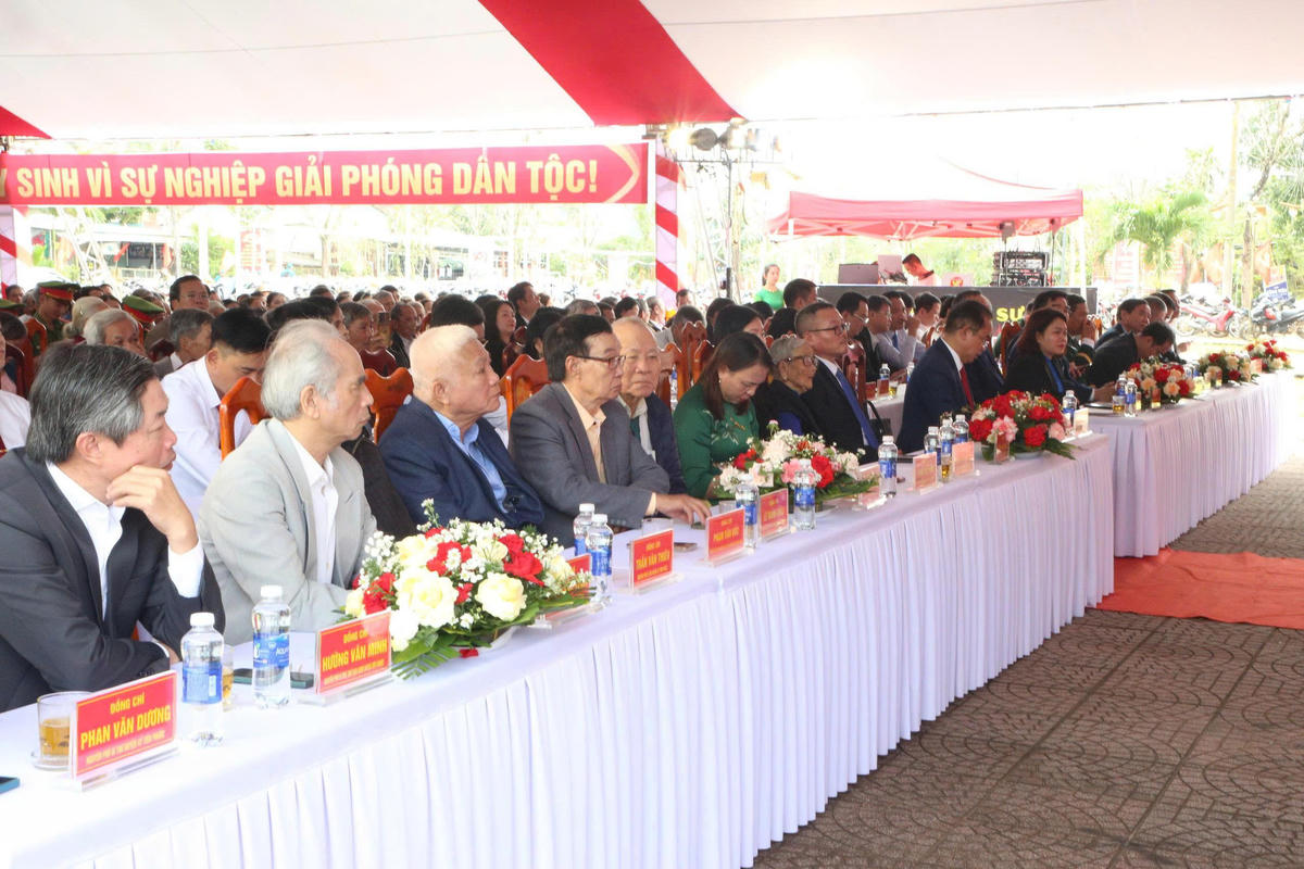 Các đại biểu tham dự buổi lễ tưởng niệm. Ảnh: Chí Đại