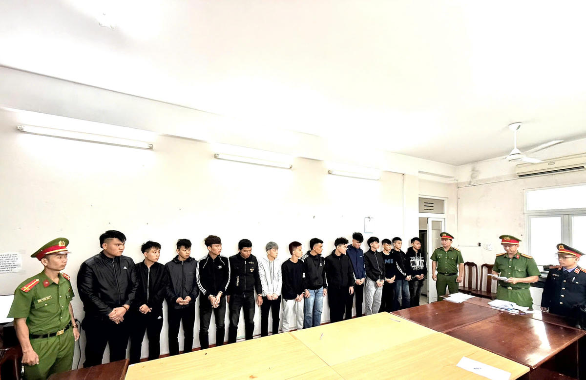 Các đối tượng tại cơ quan chức năng. Ảnh: CV.