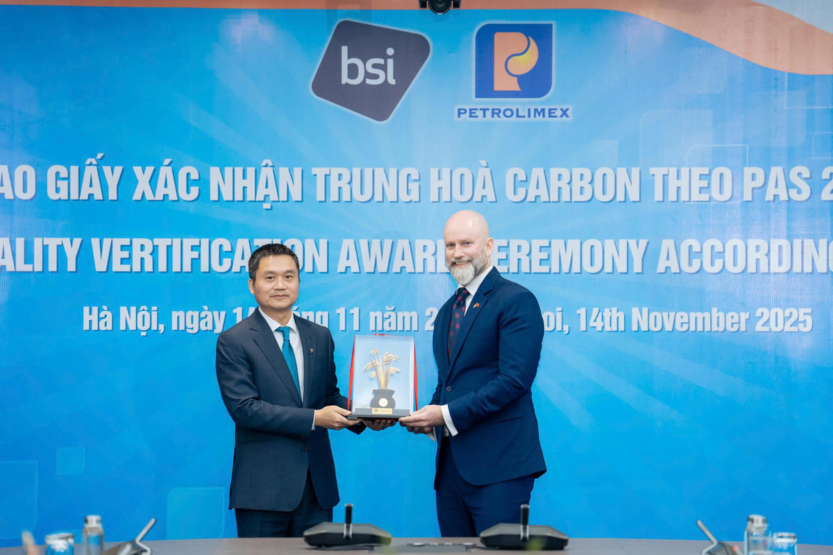 Ông Phạm Văn Thanh - Chủ tịch HĐQT Tập đoàn trao quà lưu niệm tặng Ông Fergus McBean - Bí thư thứ nhất phụ trách Khí hậu và Môi trường, Đại sứ quán Vương quốc Anh tại Việt Nam.