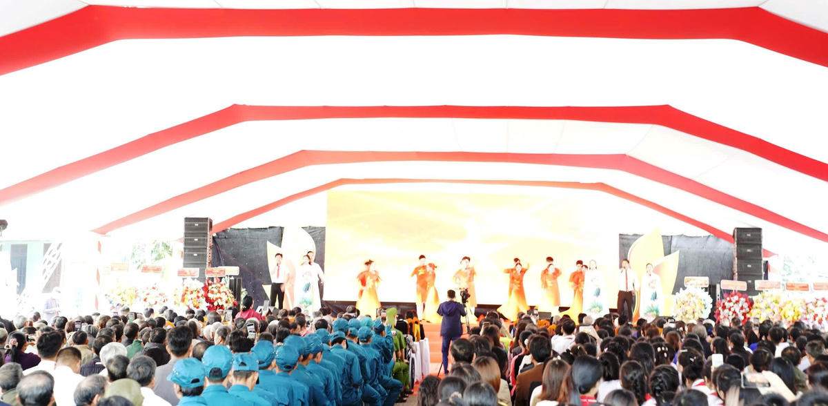 Quang cảnh buổi Lễ tưởng niệm 70 năm ngày đồng bào, đồng chí hy sinh trong các vụ thảm sát tại Sơn - Cẩm -Hà. Ảnh: Nguyễn Tín