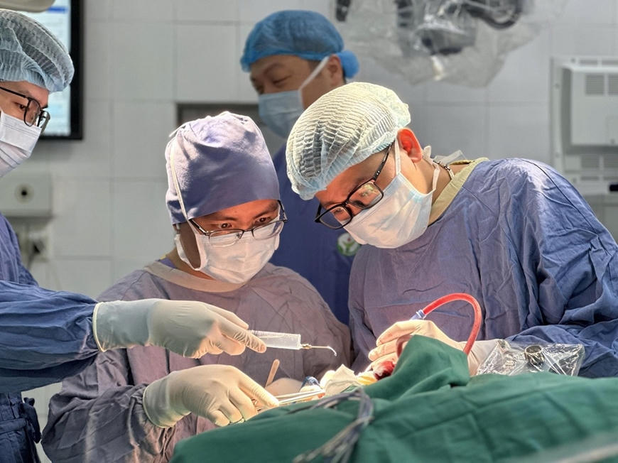 Các bác sĩ Bệnh viện Hữu nghị Việt Đức phẫu thuật cho bệnh nhân (ảnh BVCC)&nbsp;