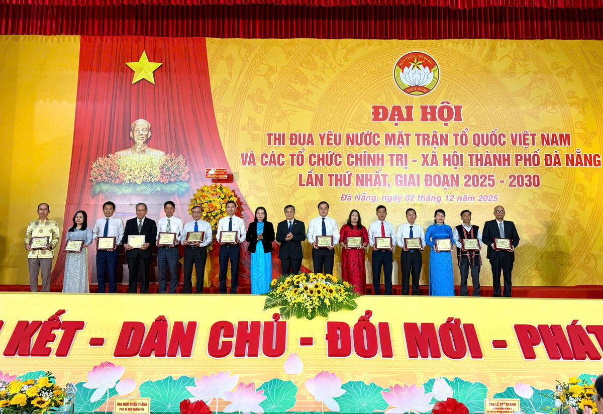 Các cá nhân điển hình được biểu dương. Ảnh: Nguyễn Tú.