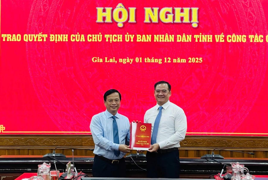 Phó Chủ tịch Thường trực UBND tỉnh Nguyễn Tuấn Thanh (bên trái) trao quyết định cho ông Võ Anh Tuấn. Ảnh: CV.