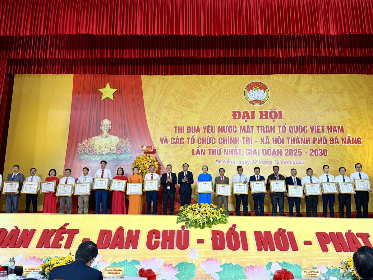 Các cá nhân tiêu biểu của phong trào thi đua yêu nước thành phố giai đoạn 2020 – 2025. Ảnh: Nguyễn Tú.