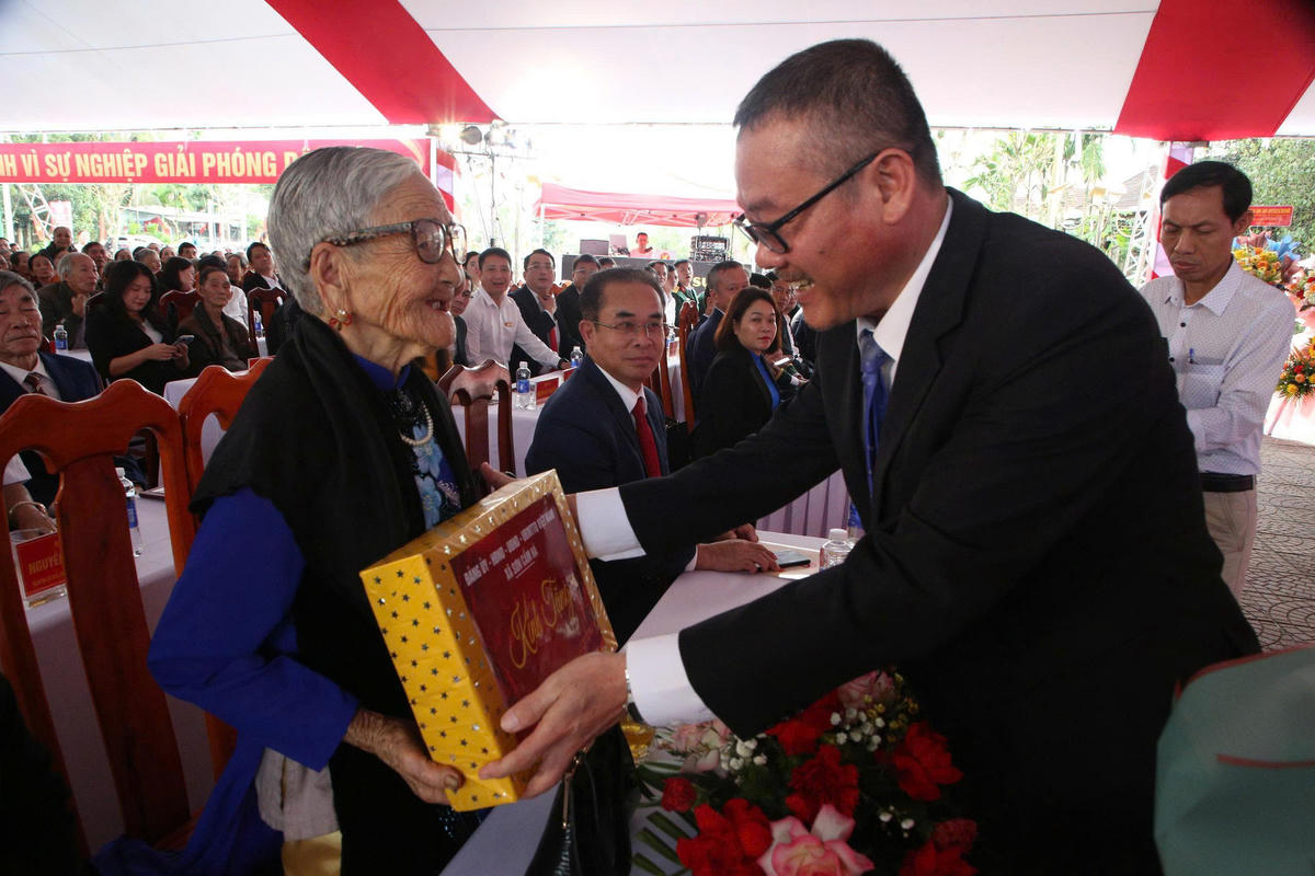 Ông Trầm Quế Hương, Bí thư Đảng ủy xã Sơn Cẩm Hà tặng quà lưu niệm cho gia đình chính sách. Ảnh: Nguyễn Tín.