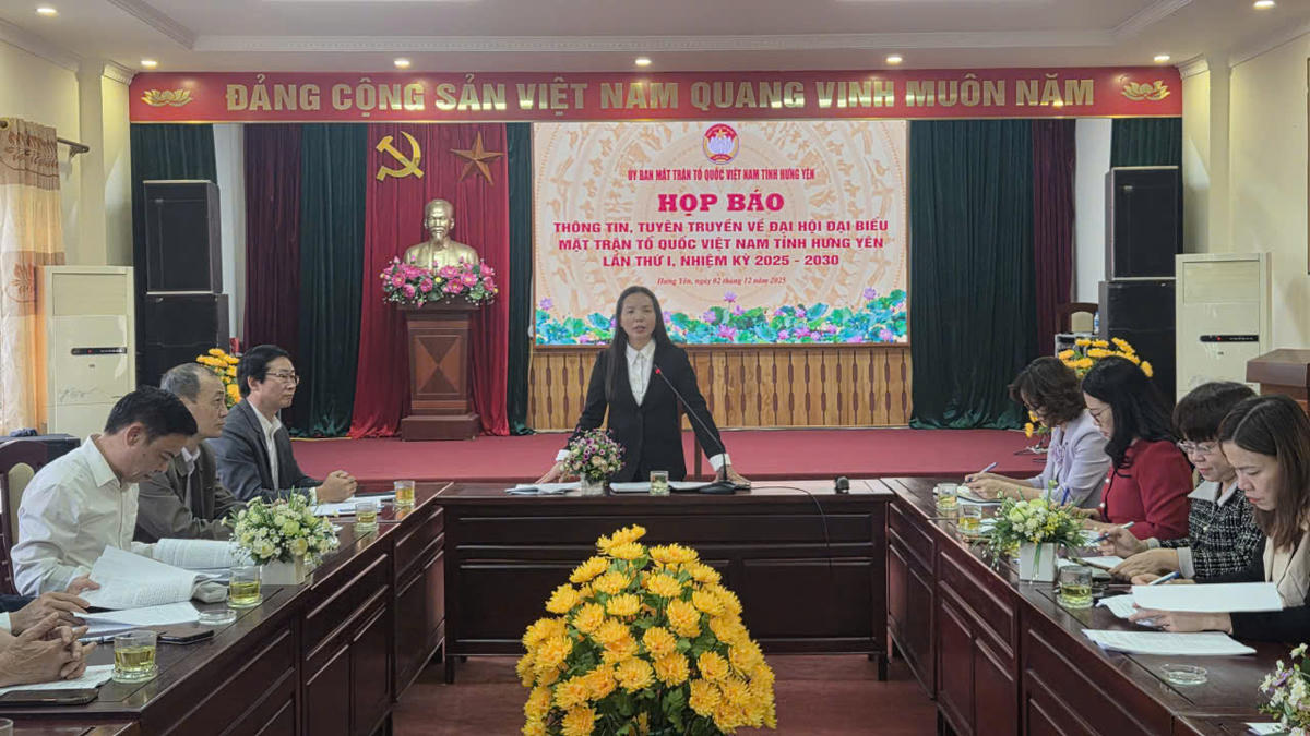 Phó Chủ tịch Thường trực Ủy ban MTTQ Việt Nam tỉnh Hưng Yên Ngô Thị Kim Hoàn chủ trì buổi họp báo. Ảnh: Duy Hưng.