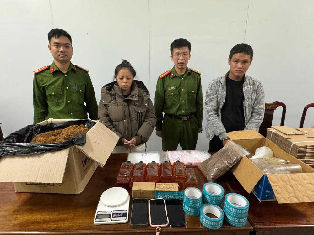 Hai đối tượng cùng tang vật vụ án. Ảnh: CAHT.