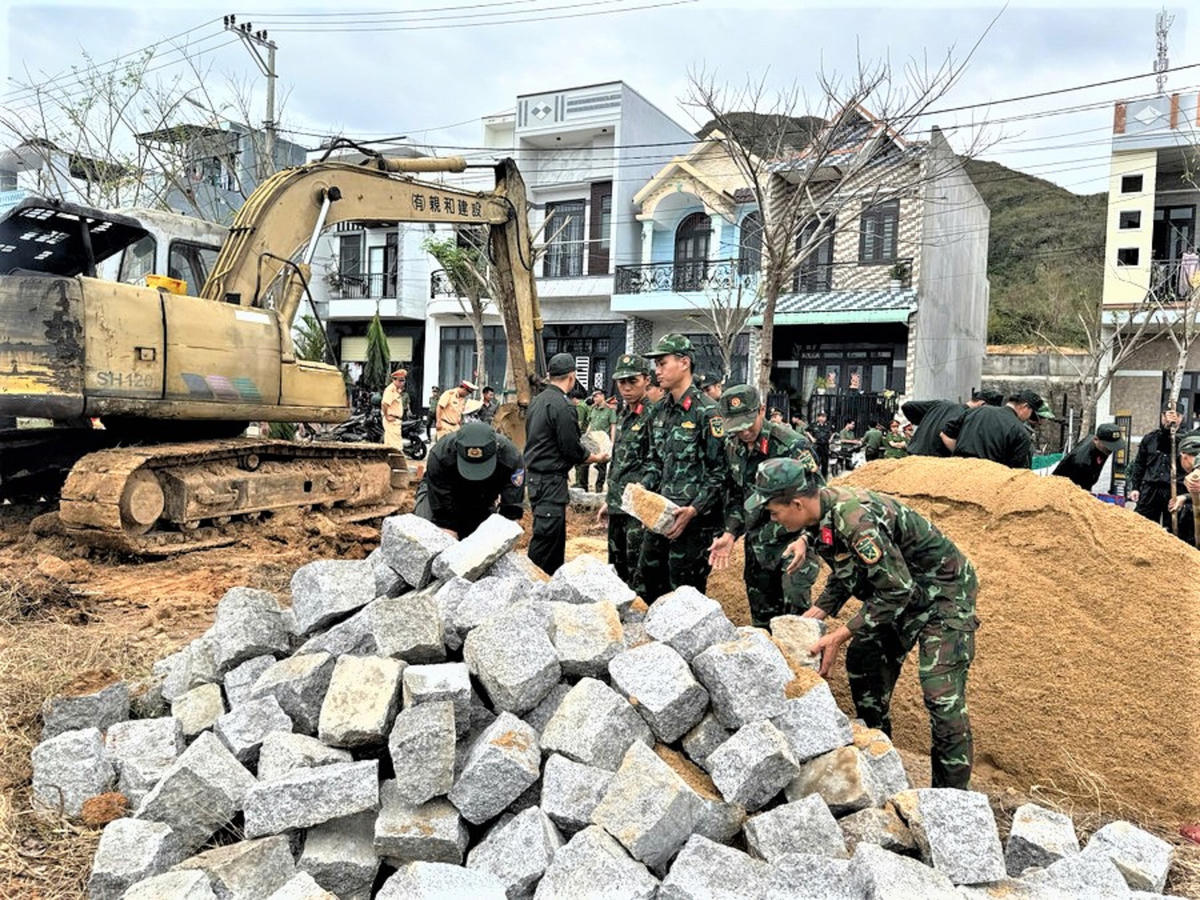 Cán bộ, chiến sĩ Trung đoàn Bộ binh 739 giúp gia đình ông Lê Thạch Ngọc động thổ xây dựng lại nhà mới. Ảnh: C.V.