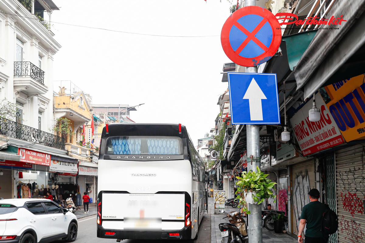 Lực lượng CSGT cho biết, các phương tiện vi phạm thường chọn thời điểm cận giờ cấm hoặc tranh thủ những đoạn đường hẹp, ngõ giao cắt để đi tắt vào trung tâm.