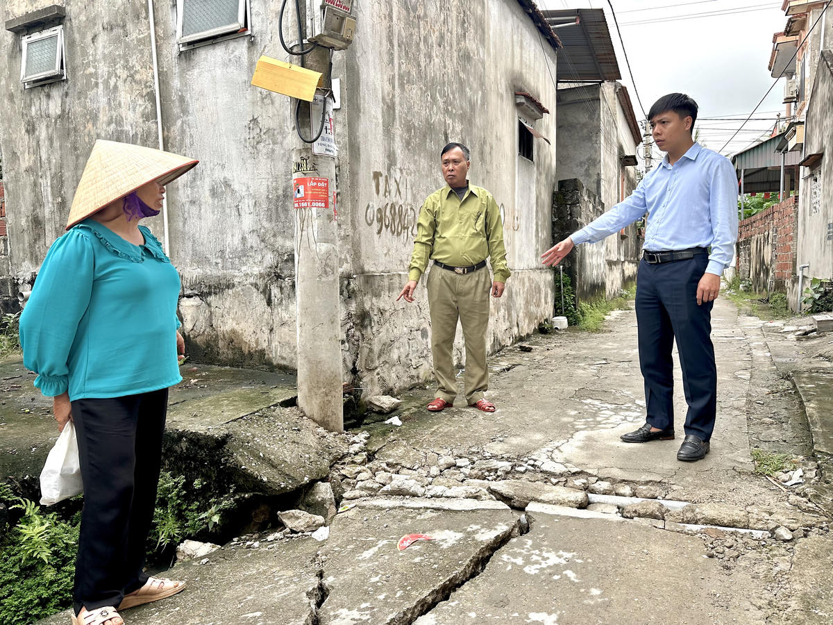 Lãnh đạo Ủy ban MTTQ phường Phong Cốc thường xuyên đi khảo sát nắm bắt tình hình tại cơ sở, phối hợp chặt chẽ với cán bộ khu phố để triển khai chủ trương nâng cấp, chỉnh trang đô thị. Ảnh: Ngọc Anh.