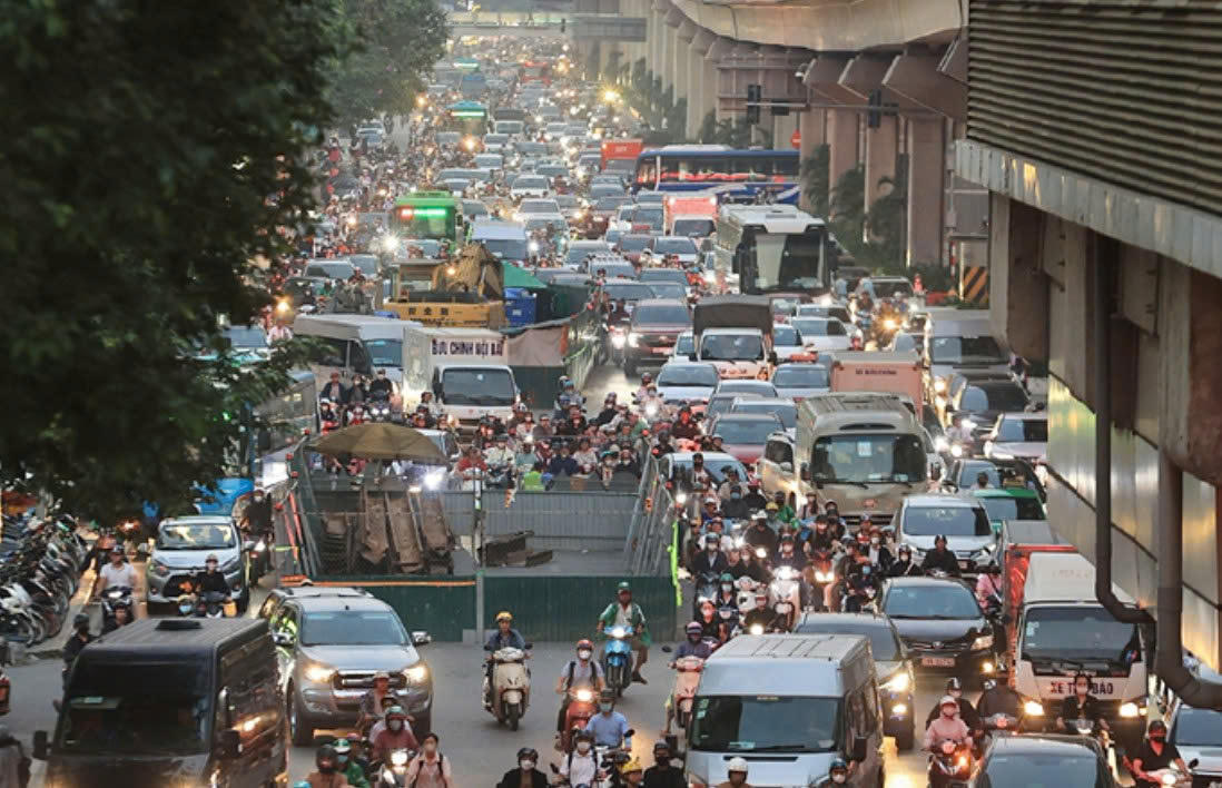 Hình ảnh "lô cốt"&nbsp;dự án hệ thống nước thải Yên Xá trên đường Trần Phú gây ùn tắc giao thông. 