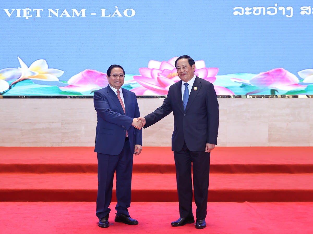 Thủ tướng Phạm Minh Chính và Thủ tướng Sonexay Siphandone bày tỏ vui mừng trước thành tựu to lớn, toàn diện mà hai Đảng, hai Nhà nước và nhân dân hai nước đã đạt được trong thời gian qua - Ảnh: VGP/Nhật Bắc