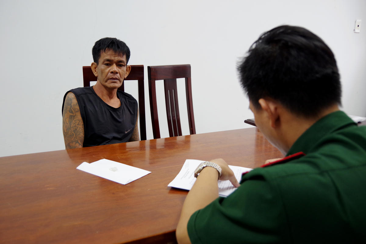 Lực lượng Ban Chỉ huy Biên phòng cửa khẩu cảng Bà Rịa - Vũng Tàu lấy lời khai, làm rõ hành vi tàng trữ trái phép chất ma túy của đối tượng Phan Văn Châu. Ảnh: Quang Anh.