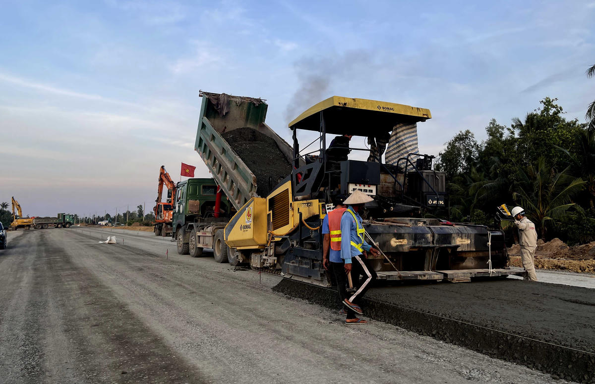 Khoảng 2.100 công nhân và 1.150 máy móc đang chạy đua với thời gian để hoàn thành cao tốc. Ảnh Quốc Trung.&nbsp;