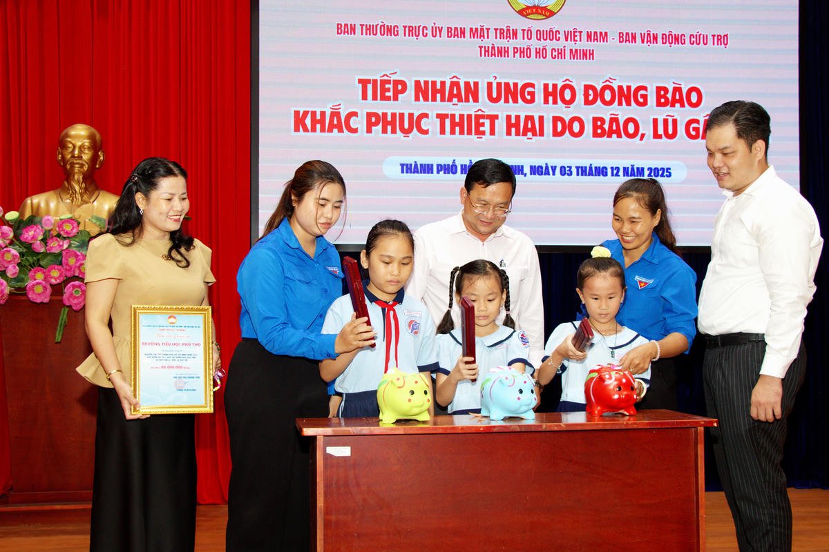 Các em học sinh Trường tiểu học Phú Thọ đập heo quyên góp cho đồng bào - Ảnh: Q.Đ.