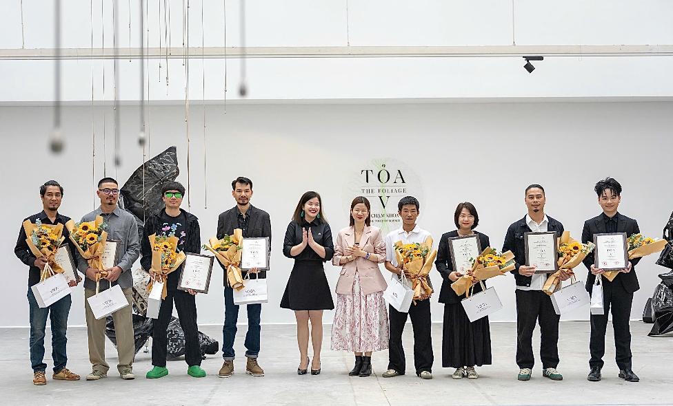 TS Lê Thái Hà - Giám đốc điều hành Quỹ Vinfuture và Chị Nguyễn Trà My - Giám đốc VCCA trao tặng hoa, quà và chứng nhận cho các Nghệ sĩ tham gia Triển lãm.