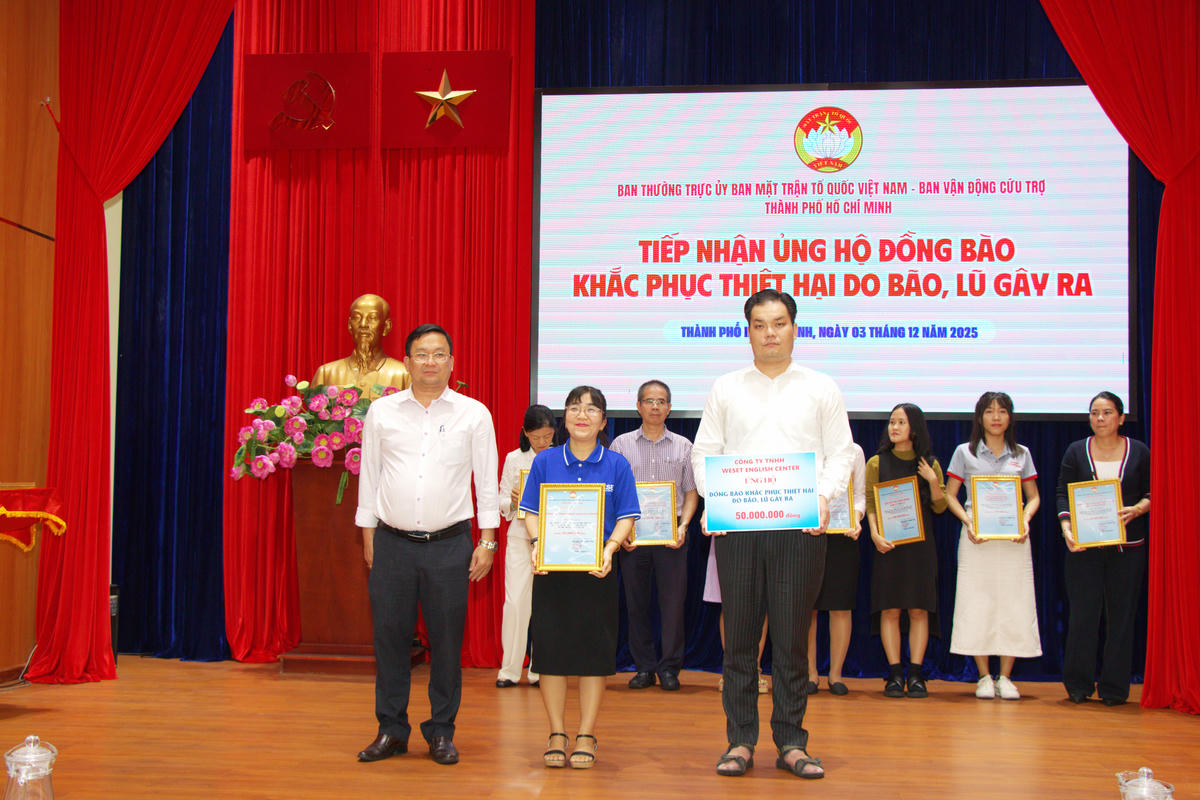 Lãnh đạo Mặt trận TP Hồ Chí Minh tiếp nhận ủng hộ đồng bào gặp thiên tai. Ảnh: Q.Đ.