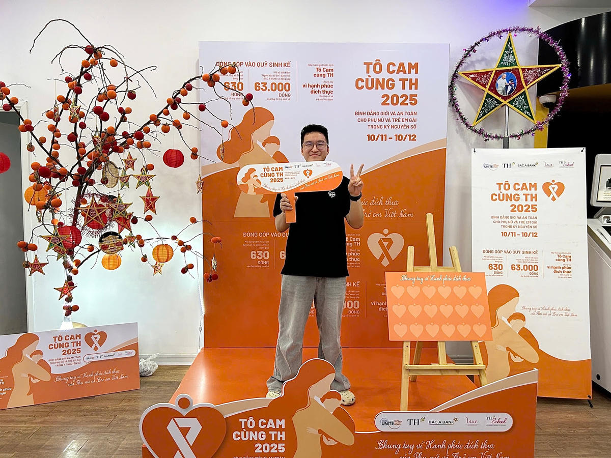 Khách hàng chụp ảnh check-in cùng “góc cam” tại TH true mart