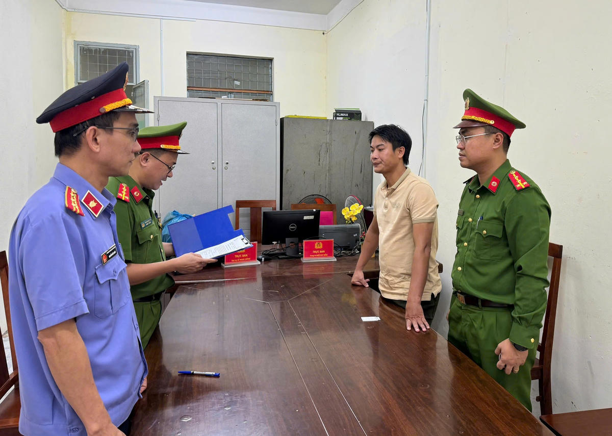 Lực lượng Công an TP Đà Nẵng đọc quyết định bắt tạm giam đối tượng&nbsp;Văn Đức Quý. Ảnh: CV.