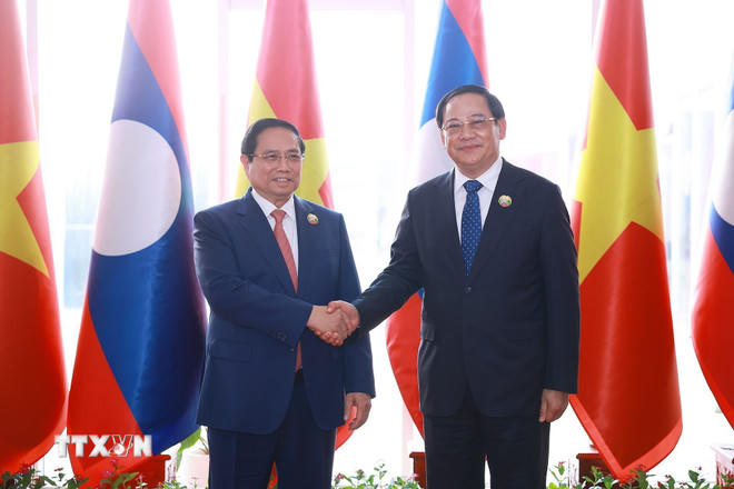 Thủ tướng Lào Sonexay Siphandone đón Thủ tướng Phạm Minh Chính đến Hội nghị xúc tiến đầu tư Việt Nam-Lào năm 2025. (Ảnh: Dương Giang/TTXVN)