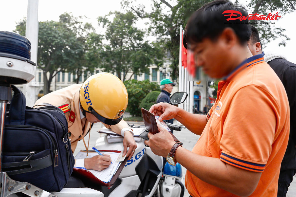 "Chúng tôi đã tiến hành tuyên truyền tới các công ty lữ hành, đơn vị vận tải về quy định này, chỉ tổ chức trung chuyển khách tại 6 điểm quy định. Nếu các trường hợp cố tình vi phạm, chúng tôi sẽ kiên quyết xử lý”, đại diện Đội CSGT số 1 nói.