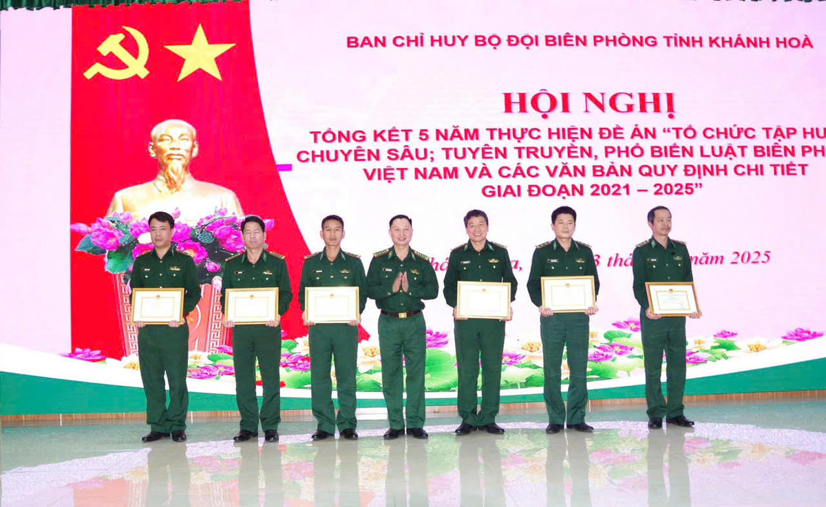 Đại tá Nguyễn Doãn Hoà, Bí thư Đảng uỷ, Phó Chính uỷ Bộ Chỉ huy Quân sự tỉnh kiêm Chính uỷ Van Chỉ huy Bộ đội Biên phòng tỉnh Khánh Hoà trao thưởng cho các tập thể cá nhân. Ảnh: Văn Tân.