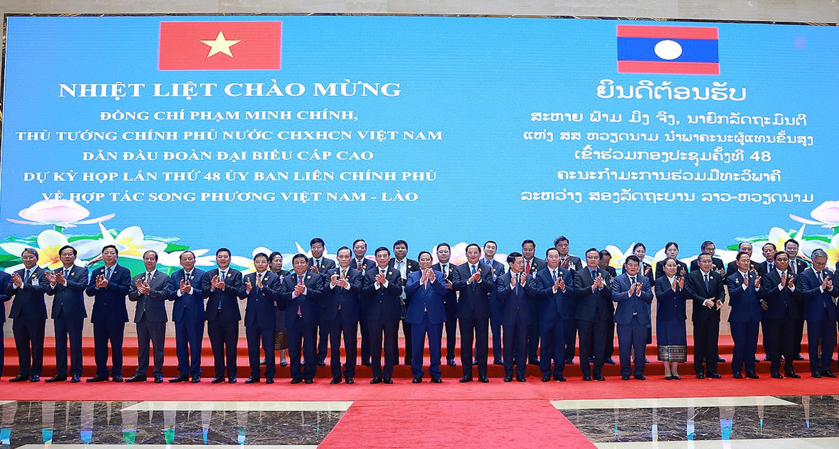 Hai Thủ tướng chụp ảnh cùng các đại biểu - Ảnh: VGP/Nhật Bắc