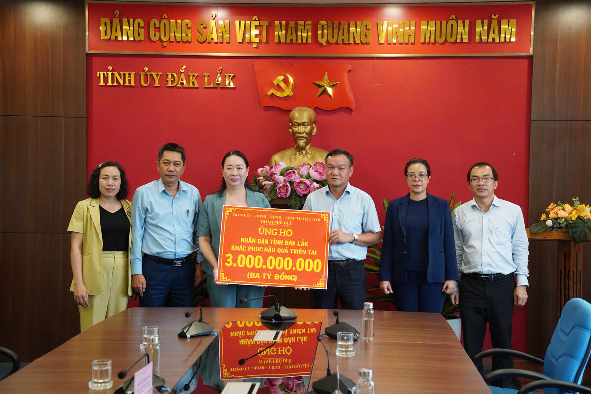 Thành phố Huế hỗ trợ 3 tỷ đồng cho người dân tỉnh Đắk Lắk khắc phục hậu quả mưa lũ. Ảnh: T.S.