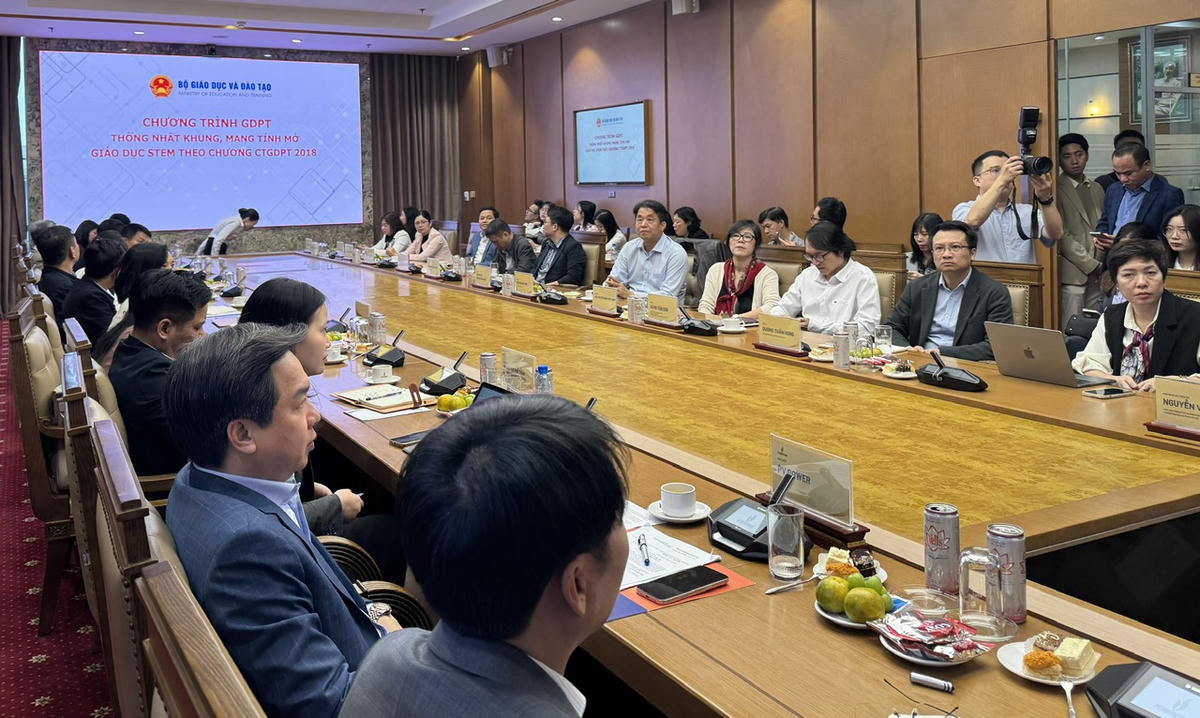 Các đại biểu tham dự hội nghị.