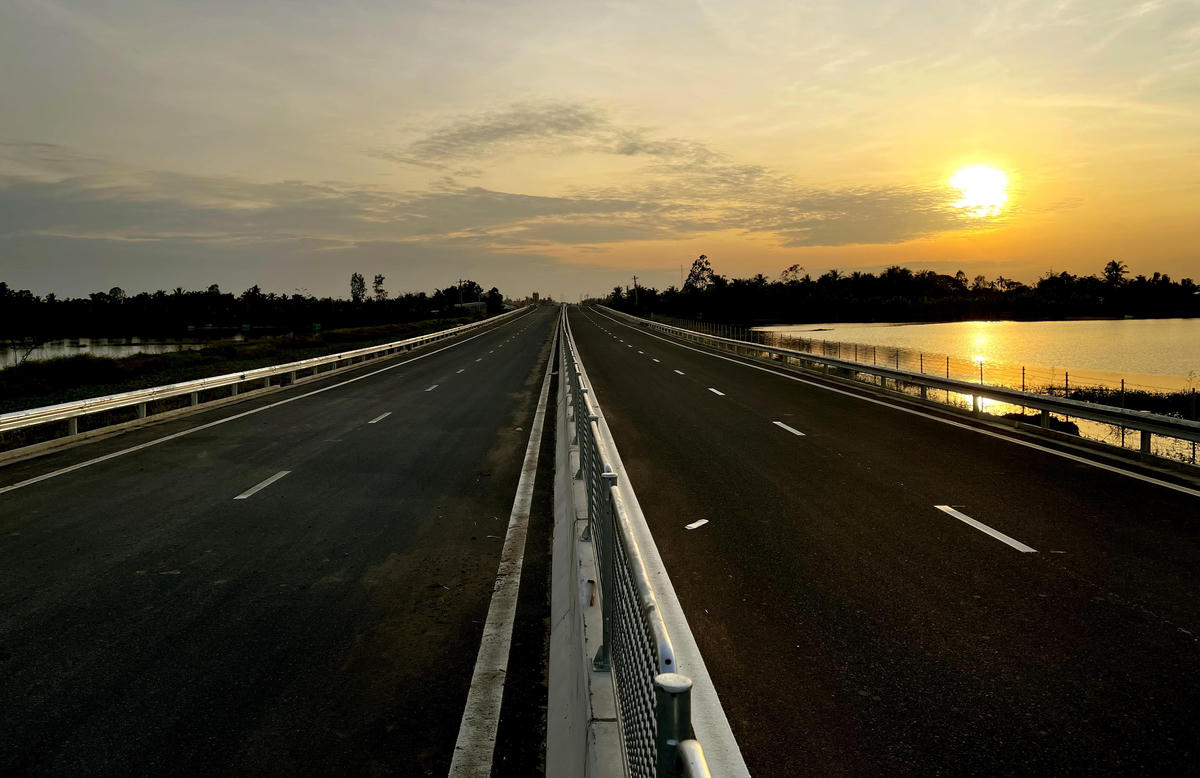 Những đoạn đường của tuyến cao tốc Cần Thơ - Cà Mau cơ bản đã hoàn thành. Ảnh Quốc Trung&nbsp;