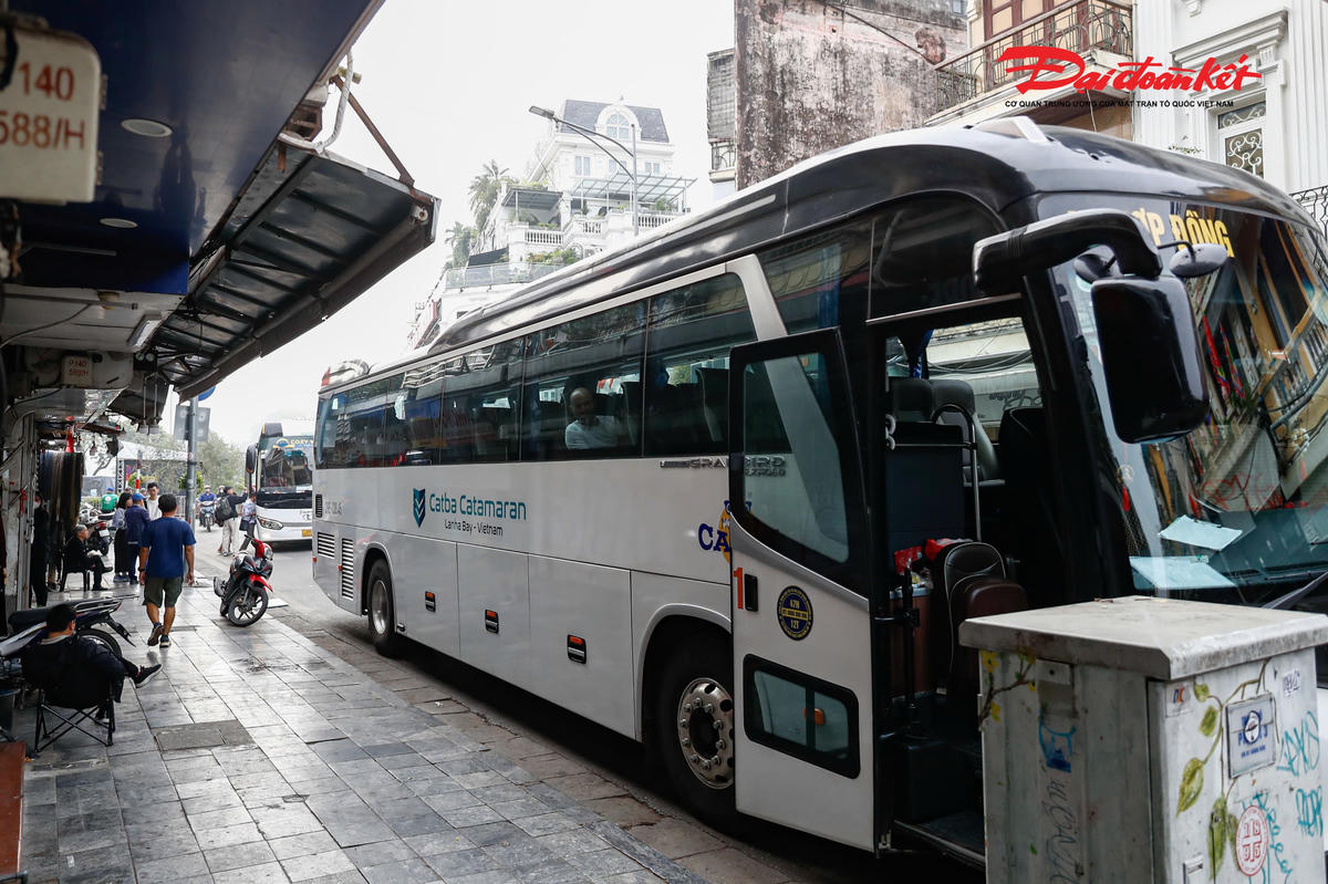 Tiếp đó, một chiếc xe hợp đồng mang BKS 29E - 128.XX dừng, đỗ sai quy định ngay đầu phố Hàng Đào cũng bị lập biên bản.