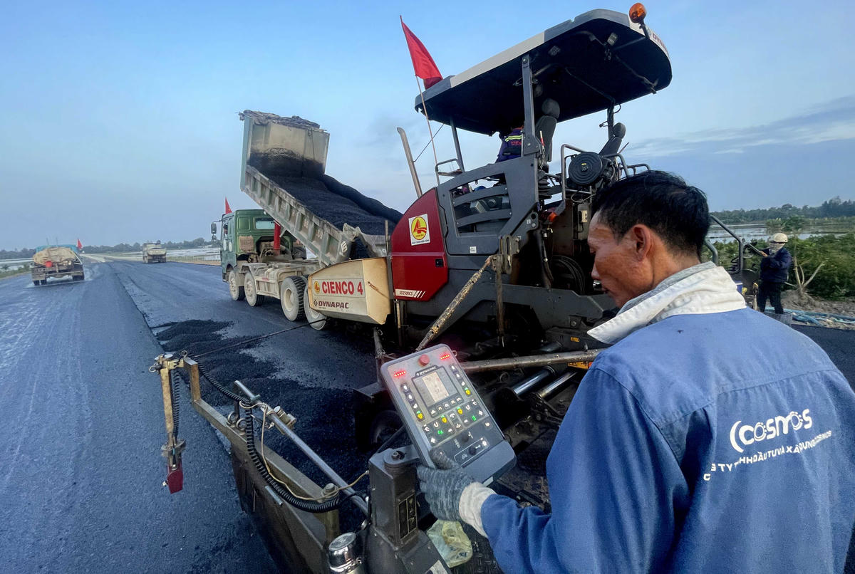 Các ca, kíp thay nhau làm ngày làm đêm để kịp thông xe. Ảnh Quốc Trung&nbsp;