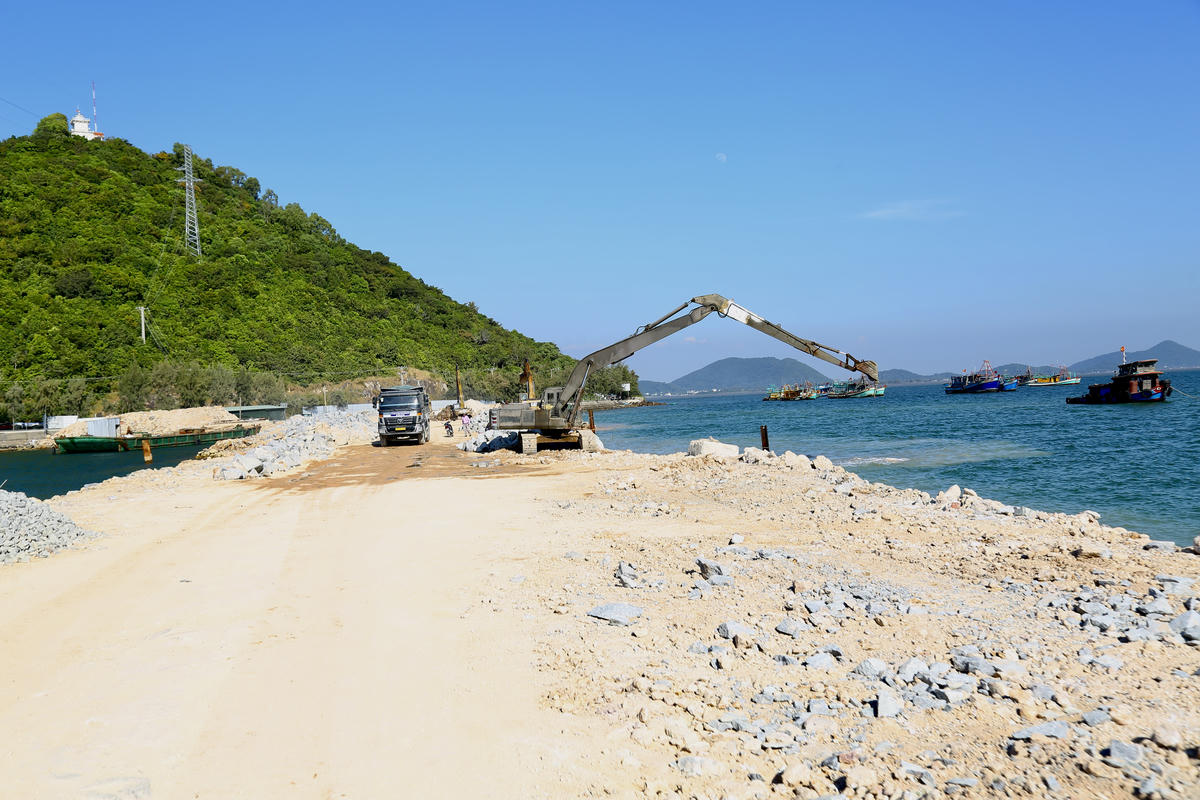 Tổng chiều dài dự án 4.890m. Trong đó giai đoạn 1 thực hiên các hạng mục đường lấn biển chiều dài 1.800m, bề rộng mặt đường 15m, vỉa hè mỗi bên 5m; cầu phía biển dài khoảng 240m. Tổng vốn đầu tư giai đoạn 1 khoảng 599 tỷ đồng. Đường lấn biển giai đoạn 2 dài 2.850m. (ảnh: Thanh Tiến)