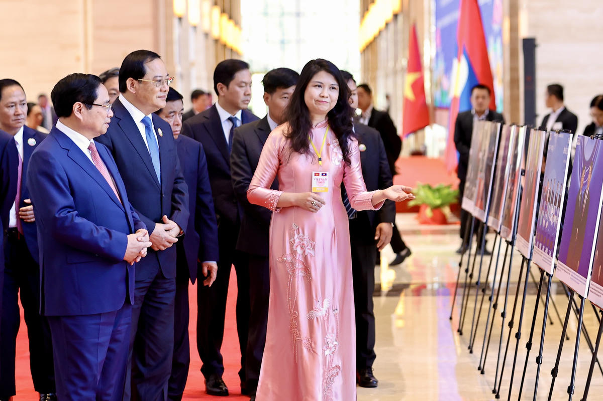 Hai Thủ tướng cùng xem một số hình ảnh trưng bày về quan hệ ngoại giao hai nước - Ảnh: VGP/Nhật Bắc