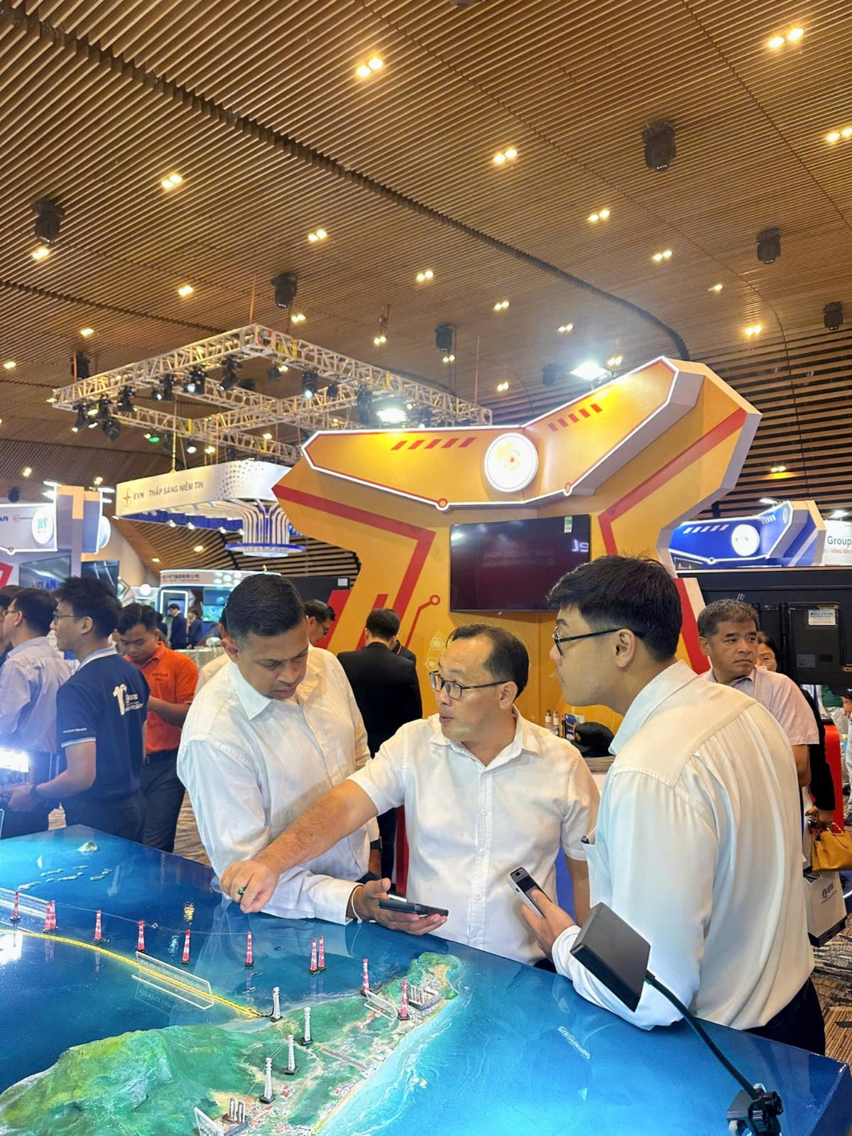 Các đối tác quốc tế tham quan gian hàng EVNSPC