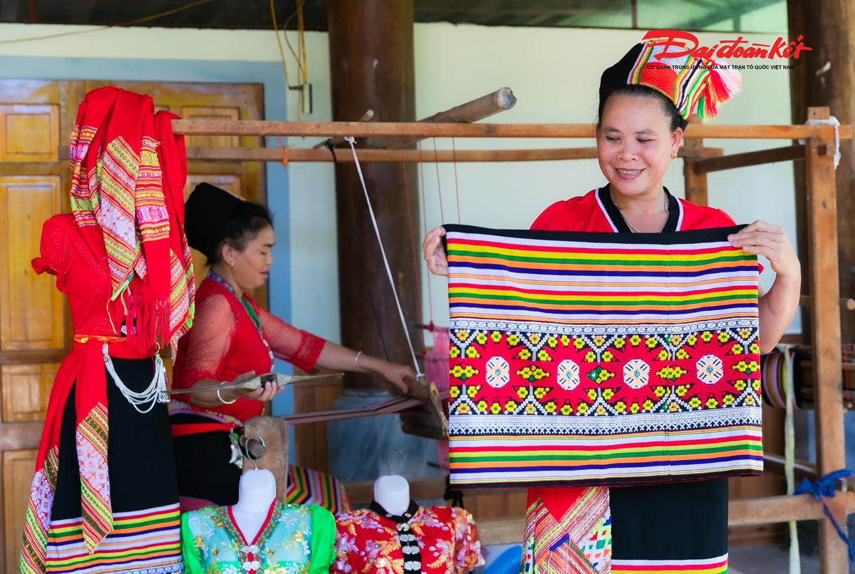 Một trong những nét đặc sắc của văn hóa Thái và Thổ tại các bản làng là nghề dệt thổ cẩm. Ảnh: HT