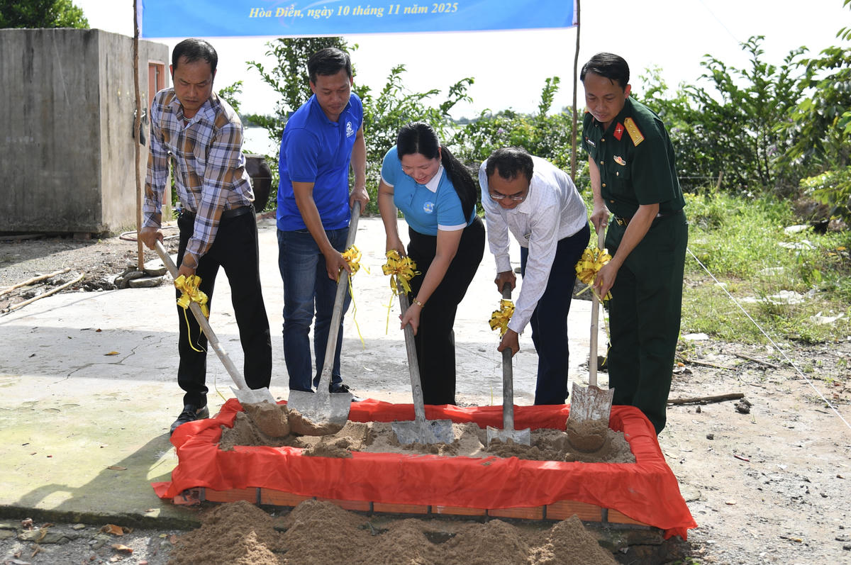 Hội Liên hiệp phụ nữ xã Hòa Điền (An Giang) khởi công xây dựng nhà Đại đoàn kết cho gia đình chị Lê Thị Thúy Liễu - hội viên hội phụ nữ có hoàn cảnh khó khăn (ảnh: Phương Vũ)