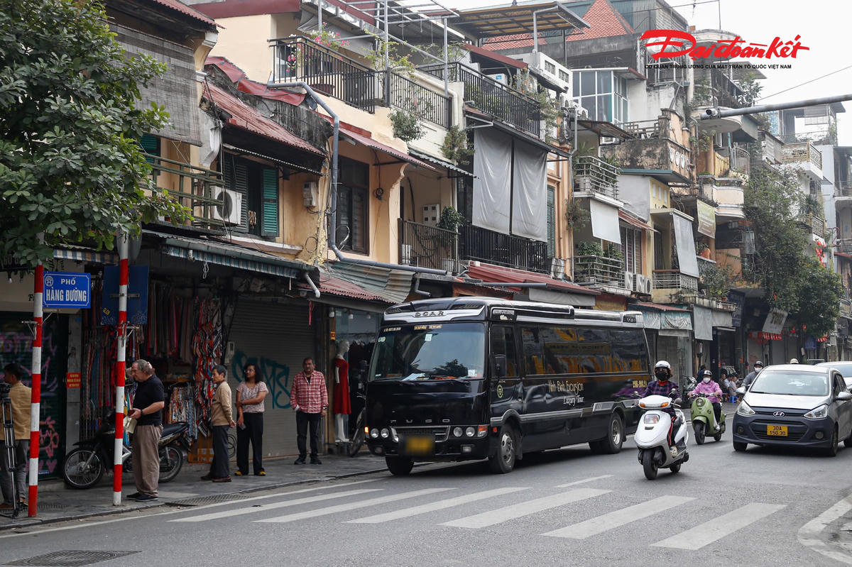 Theo quy định của UBND thành phố, nhiều tuyến phố thuộc khu vực phố cổ như Hàng Bài, Hàng Bông, Hàng Gai, Đinh Tiên Hoàng, Cầu Gỗ… cấm ô tô khách trên 16 chỗ hoạt động trong các khung giờ cao điểm nhằm giảm ùn tắc và đảm bảo an toàn giao thông. Tuy vậy, thực tế cho thấy không ít lái xe vẫn cố tình lưu thông vào khu vực này dưới nhiều lý do khác nhau.