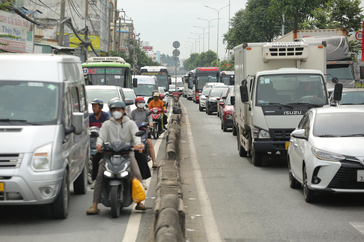 Đường quốc lộ 22 hiện nay thường xuyên ùn tắc kẹt xe vào khung giờ cao điểm. Trong đó nút giao quốc lộ với đường Nguyễn Ảnh Thủ, Nguyễn Văn Bứa... có áp lực giao thông rất lớn. Ảnh: Đ.Xá.
