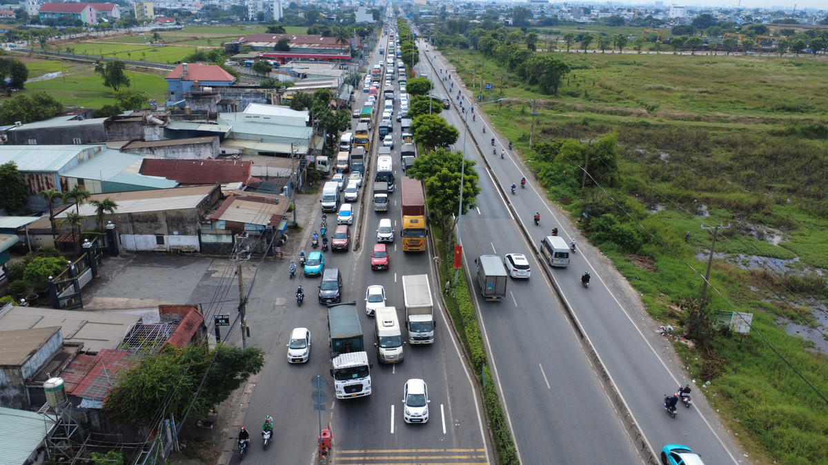 Dòng xe ô tô nối đuôi nhau trên quốc lộ 22 theo chiều từ Củ Chi về trung tâm thành phố. Ảnh: Đ.Xá.