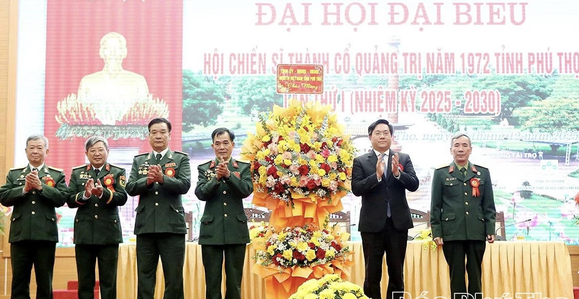 Chủ tịch UBND tỉnh Phú Thọ, ông Trần Duy Đông, tặng hoa chúc mừng Đại hội. Ảnh CTV