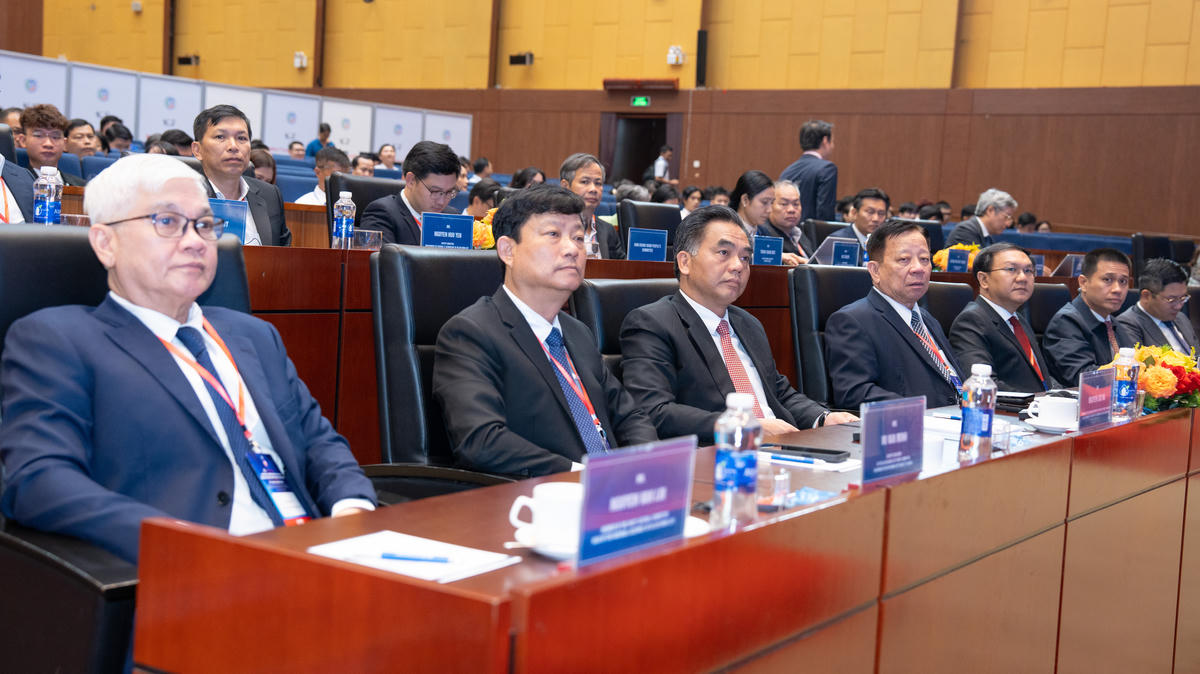 Các lãnh đạo TP Hồ Chí Minh tại hội nghị. Ảnh: H.L.