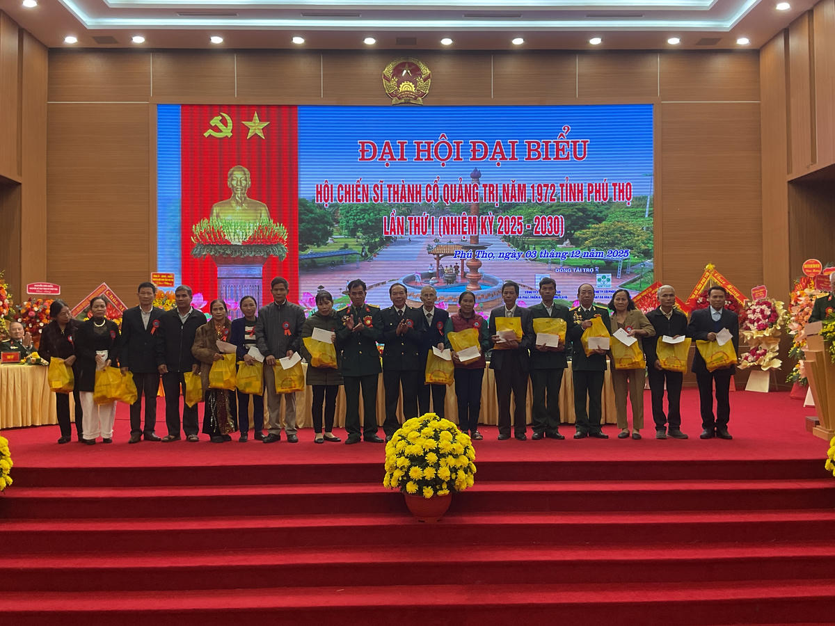 Trao tặng quà cho thân nhân gia đình liệt sỹ Thành cổ . Ảnh Tùng Duy