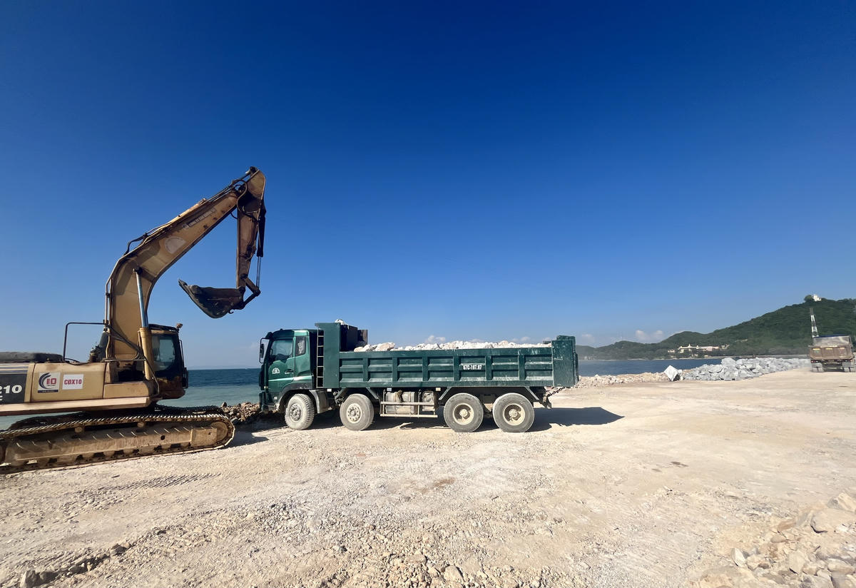 Theo ông Nguyễn Thanh Tuyền - Phó Giám đốc Ban Quản lý dự án đầu tư xây dựng phường Hà Tiên (tỉnh An Giang), đến thời điểm này, các nhà thầu đã thi công hoàn thành khoảng 850m, tiến độ của dự án giai đoạn 1, đạt giá trị khoảng 15,5%.&nbsp;(ảnh: Thanh Tiến)