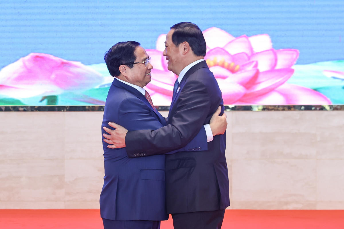 Thủ tướng Phạm Minh Chính cảm ơn sự đón tiếp trọng thị, chu đáo, nồng hậu và thắm tình đoàn kết anh em mà Thủ tướng Sonexay Siphandone và Chính phủ Lào đã dành cho đoàn Đại biểu Việt Nam - Ảnh: VGP/Nhật Bắc