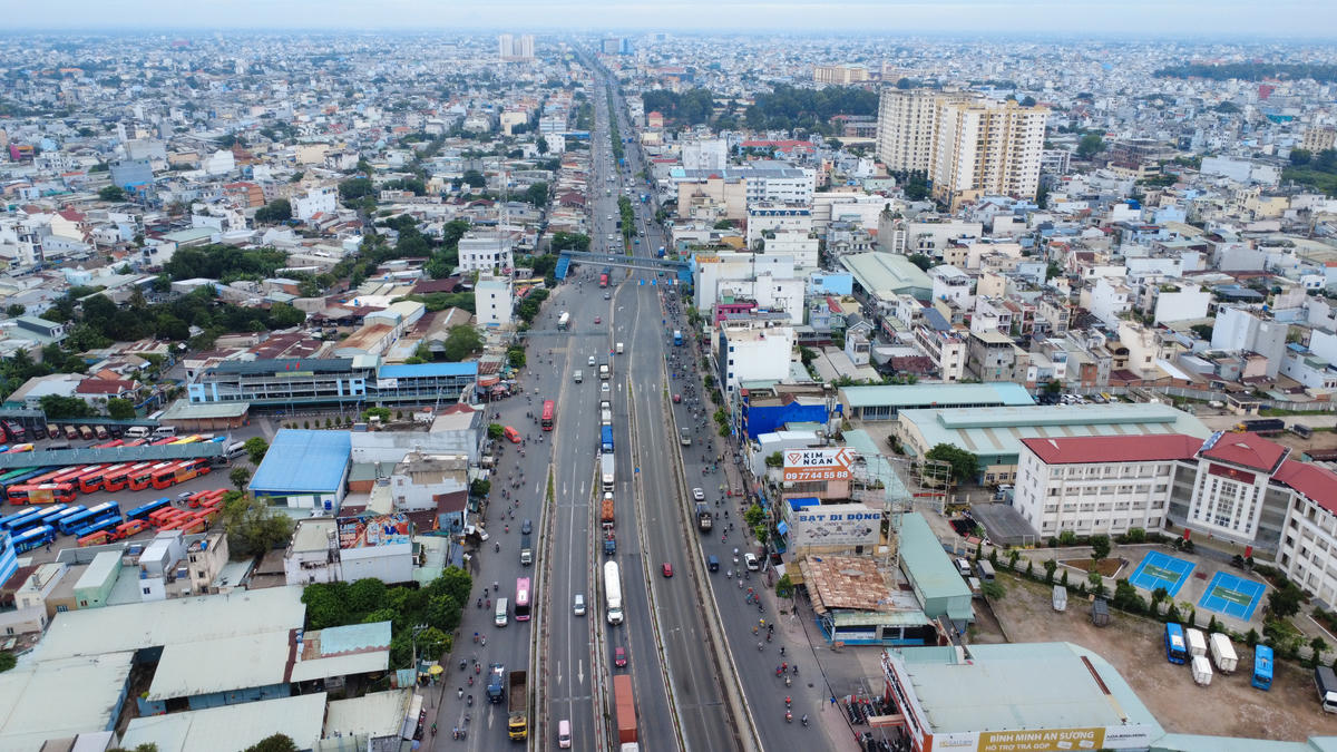 Ngoài ra, dự án còn xây dựng cầu vượt băng qua quốc lộ tại 7 nút giao cắt để giảm áp lực lưu thông giờ cao điểm. Ảnh: Đ.Xá.