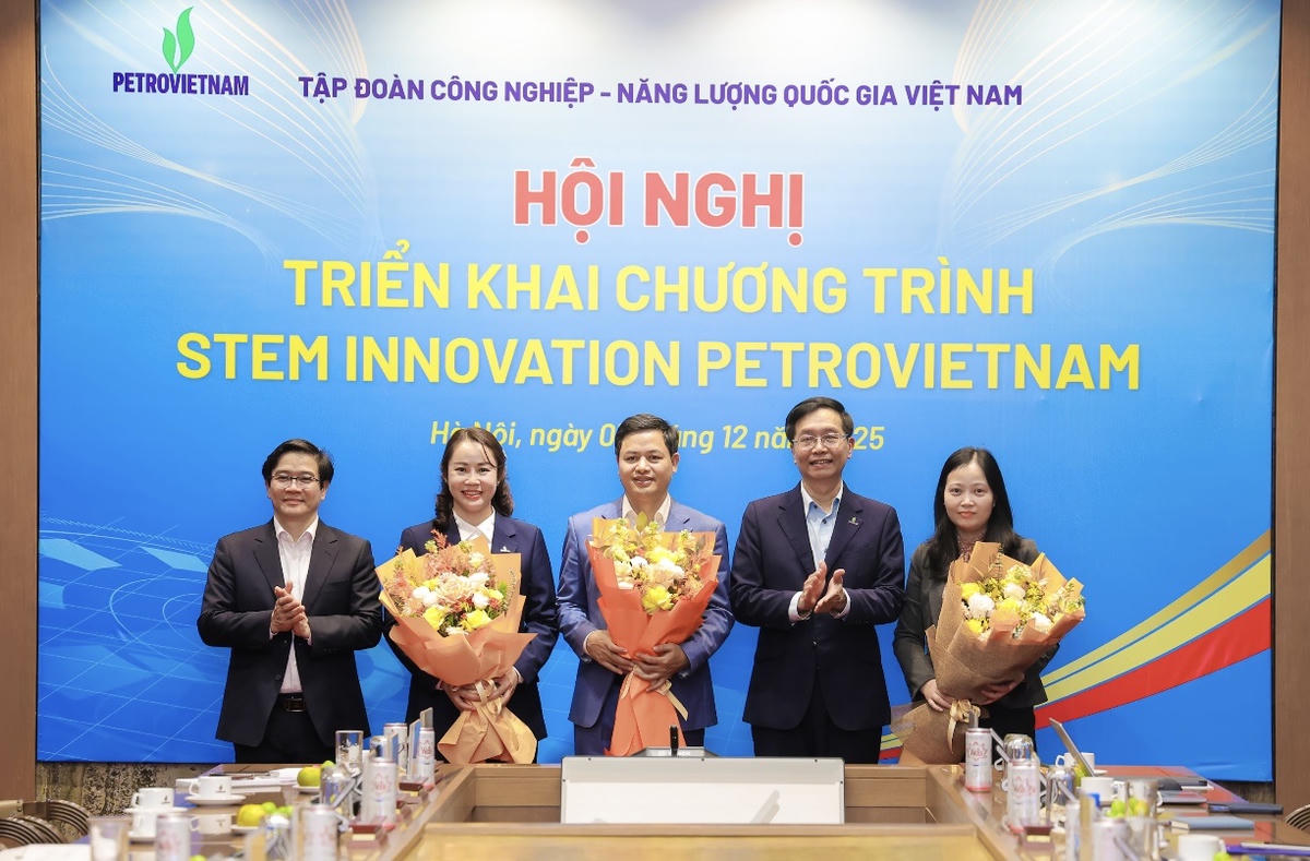 Ban Chủ nhiệm Câu lạc bộ STEM Innovation ra mắt tại hội nghị.