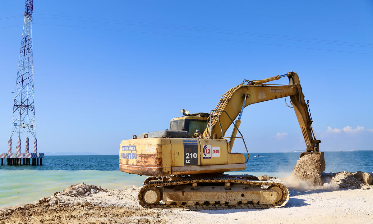 Phó Giám đốc Ban Quản lý dự án đầu tư xây dựng phường Hà Tiên thông tin thêm, xác định là đây công trình trọng điểm mang tính chiến lược, chủ đầu tư cùng các nhà thầu đang quyết liệt đẩy nhanh tiến độ thực hiện dự án.&nbsp;(ảnh: Thanh Tiến)