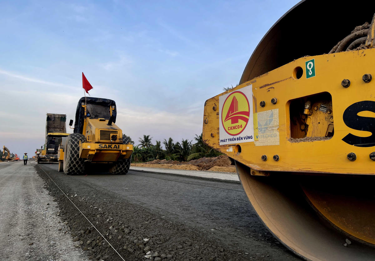 Đoạn Hậu Giang - Cà Mau do Cienco4 thực hiện đang được khẩn trương hoàn thành kịp tiến độ. Ảnh Quốc Trung&nbsp;&nbsp;